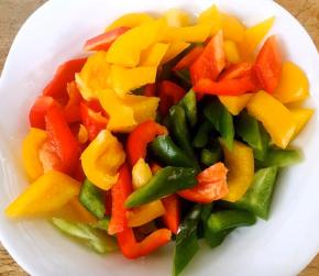 彩椒去籽洗净切成块状