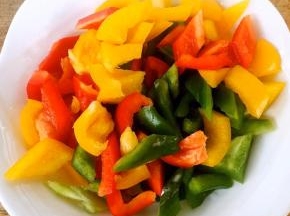 彩椒去籽洗净切成块状