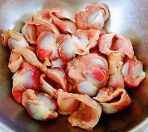 新鲜的鸡胗准备做一个花式漂亮的炒鸡胗