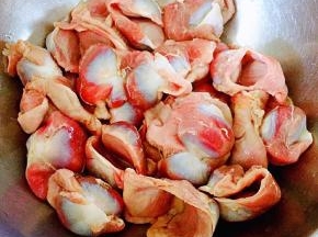 新鲜的鸡胗准备做一个花式漂亮的炒鸡胗