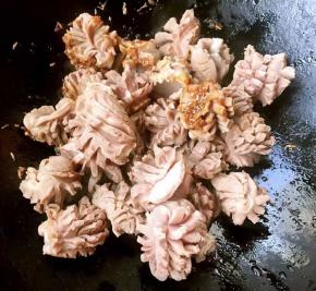 放入鸡胗大火快速翻炒均匀
