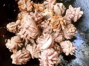 放入鸡胗大火快速翻炒均匀