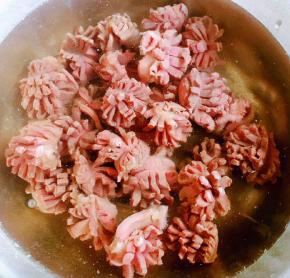 焯好水的鸡胗立即放入冷水中过凉洗净沥干水份