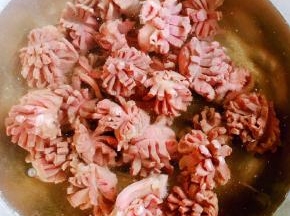 焯好水的鸡胗立即放入冷水中过凉洗净沥干水份