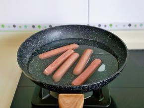 锅里加入水烧开，放入香肠大火煮开。