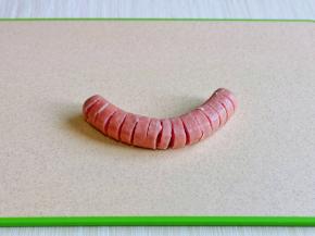 取一根香肠，用水果刀切出花刀，切记不要切段哈，依次做完。