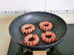 起油锅，放入香肠，如果香肠头尾连接不上的话，可以用牙签将其固定。(牙签洗干净)