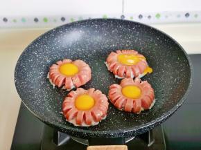 再磕入草鸡蛋，我用的鸡蛋特别小，类似鸽子蛋大小，分享个磕蛋的小技巧，先把蛋白缓缓倒入，再加入蛋黄。(锅一定烧热后再磕蛋，这样蛋白不容易流出来)