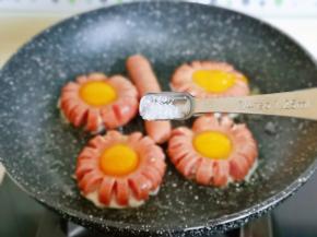 再按个人口味撒上盐，做了4个花式煎蛋，另外一根香肠直接煎的。