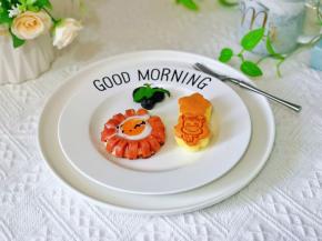 取出装盘，我装饰了两块小蛋糕与蓝莓。