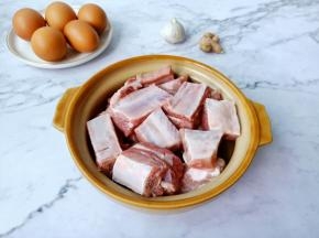 挑选优质的肋排切成寸段备用。