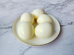 鸡蛋冷水下锅，煮熟剥壳。