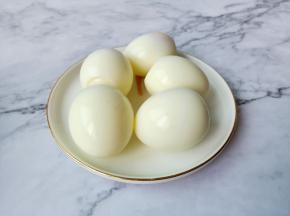 鸡蛋冷水下锅，煮熟剥壳。