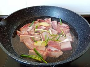 排骨冷水下锅，加葱姜料酒焯水。