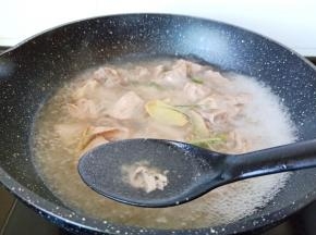 臭焯水时撇去浮沫，捞出排骨洗一下弄控干水分。