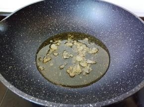 热锅凉油下冰糖。