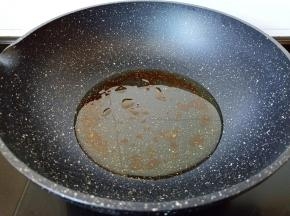 开中小火慢慢熬成糖色。