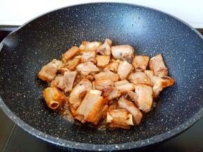 下排骨快速翻炒上色。