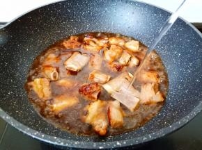 加入一碗温水，水量没过排骨。