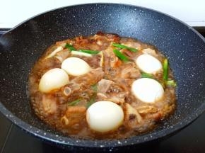 加入剥好的鸡蛋【剥好的鸡蛋用刀划两下】开大火炖煮，水开转中小火继续炖。