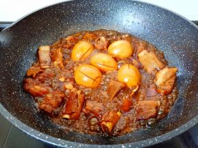 炖到汤子差不多加一点盐调味，转大火收汁。