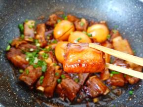 出锅前撒点葱花与芝麻即可盛盘。