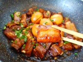 出锅前撒点葱花与芝麻即可盛盘。