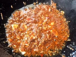 放入糖、蚝油翻炒均匀