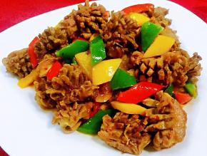 美味诱人的辣炒鸡胗装入盘中就大功告成了