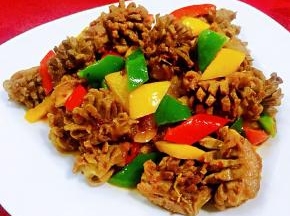 美味诱人的辣炒鸡胗装入盘中就大功告成了