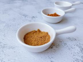 准备孜然粉，椒盐，辣椒粉等……