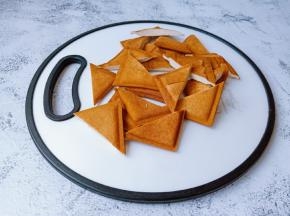 豆干一分为二，对角切成三角形。