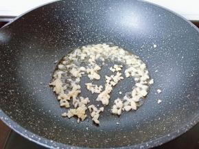 锅里留一点底油，下蒜末炒香。