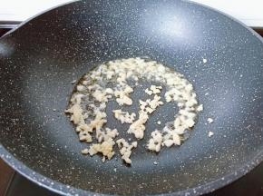 锅里留一点底油，下蒜末炒香。