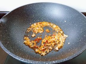 下郫县豆瓣酱一勺炒出红油。