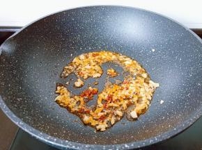 下郫县豆瓣酱一勺炒出红油。
