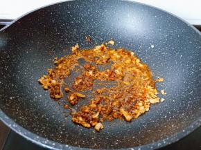 加入孜然粉，椒盐，辣椒粉，生抽与蚝油炒香。