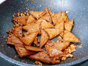 下入炸好的豆干迅速翻炒均匀。喜欢芝麻的可以撒一点。