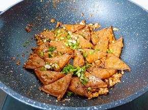 加点葱花关火出锅。