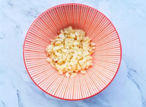 大蒜切末放入碗中。