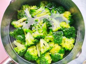 锅中烧开水，加一点盐，滴几滴油，西兰花洗净焯水捞出过凉，