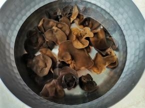 木耳焯水2分钟捞出。