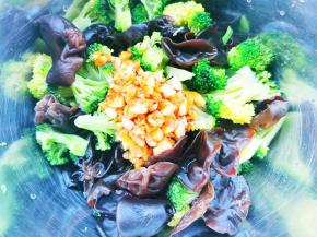 西兰花木耳放入大盆中，加入料汁。