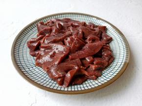  猪肝切成柳叶片。