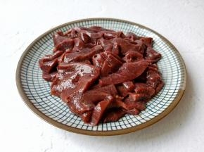  猪肝切成柳叶片。