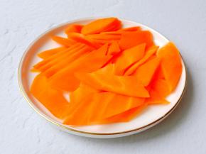 胡萝卜削皮切成菱形状。