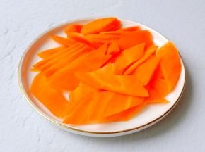 胡萝卜削皮切成菱形状。