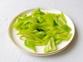 青椒去籽切长条再切成菱形块。