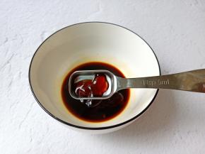 碗里加入生抽，蚝油，醋，白砂糖调一个料汁。