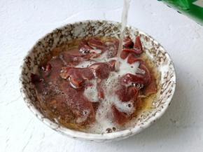 猪肝加入啤酒抓洗1分钟，进一步去除猪肝内部的血水与气味。